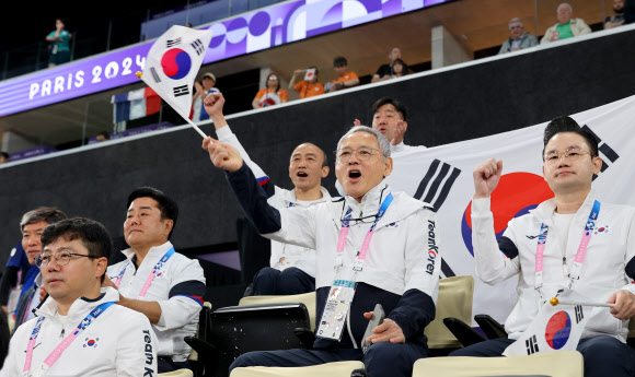 유인촌 문화체육관광부 장관이 30일(현지시간) 프랑스 파리 아레나 포르트 드 라 샤펠에서 열린 2024 파리패럴림픽 배드민턴 경기를 관람하며 대한민국 대표팀을 응원하고 있다. 2024.8.31. 문화체육관광부 제공