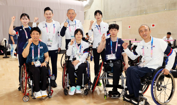 유인촌 문화체육관광부 장관이 30일(현지시간) 프랑스 파리 사우스 파리 아레나를 방문해 2024 파리패럴림픽 대한민국 배드민턴 대표팀을 격려하고 있다. 2024.8.31. 문화체육관광부 제공