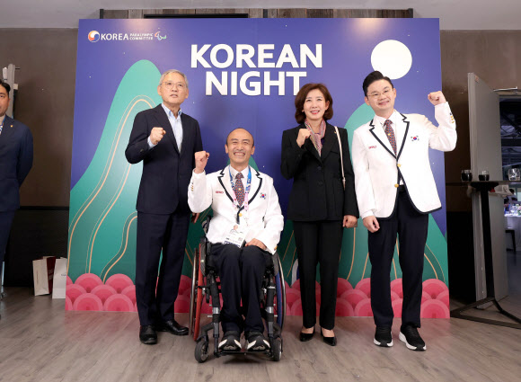 8월 30일(현지시간) 파리 18구 르 데니에르 에타쥬에서 열린 대한민국의 밤 행사에서 유인촌 문화체육관광부 장관(왼쪽부터), 정진완 대한장애인체육회장, 나경원 국회의원, 배동현 선수단장이 기념 촬영하고 있다. 2024.8.31. 연합뉴스