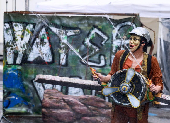 서울 한낮 기온이 32도까지 오르며 더운 날씨를 보인 31일 오후 서울 종로구 혜화역 일대에서 열린 ‘대학로 워터파크’ 행사에서 물싸움 거리극이 펼쳐지고 있다. 2024.8.31. 연합뉴스