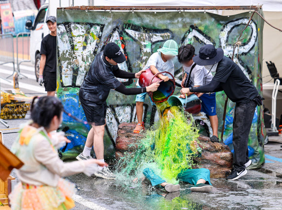 서울 한낮 기온이 32도까지 오르며 더운 날씨를 보인 31일 오후 서울 종로구 혜화역 일대에서 열린 ‘대학로 워터파크’ 행사에서 어린이들이 물싸움 거리극에 참여하고 있다. 2024.8.31. 연합뉴스