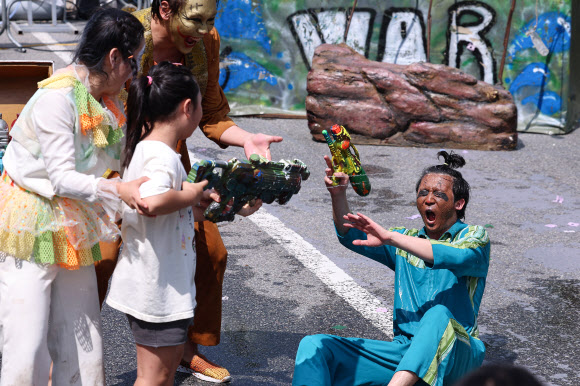 서울 한낮 기온이 32도까지 오르며 더운 날씨를 보인 31일 오후 서울 종로구 혜화역 일대에서 열린 ‘대학로 워터파크’ 행사에서 한 어린이가 물싸움 거리극에 참여하고 있다. 2024.8.31. 연합뉴스
