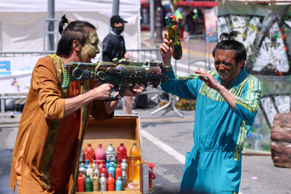 서울 한낮 기온이 32도까지 오르며 더운 날씨를 보인 31일 오후 서울 종로구 혜화역 일대에서 열린 ‘대학로 워터파크’ 행사에서 물싸움 거리극이 펼쳐지고 있다. 2024.8.31. 연합뉴스