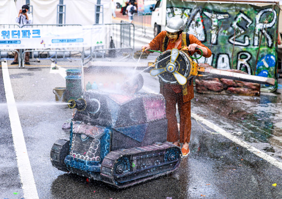 서울 한낮 기온이 32도까지 오르며 더운 날씨를 보인 31일 오후 서울 종로구 혜화역 일대에서 열린 ‘대학로 워터파크’ 행사에서 물싸움 거리극이 펼쳐지고 있다. 2024.8.31. 연합뉴스