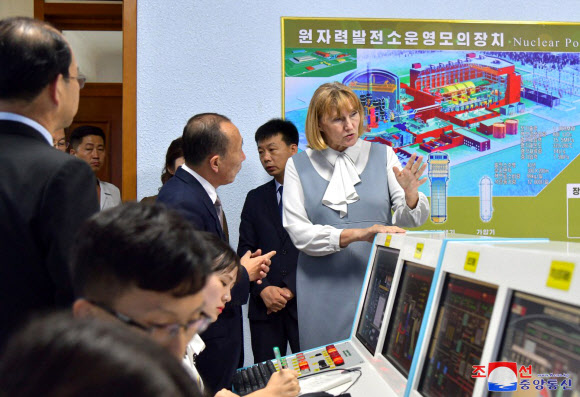 북한을 방문 중인 엘비라 샤모노바 연해변강 정부 부수상 겸 교육상을 단장으로 하는 러시아 연해변강 교육일꾼 대표단이 평양교원대학을 참관했다고 조선중앙통신이 30일 보도했다. 대표단은 또한 국제친선전람관, 김책공업종합대학, 모란봉제1중학교, 만경대학생소년궁전 등도 방문했다. 2024.8.30. 평양 조선중앙통신 연합뉴스