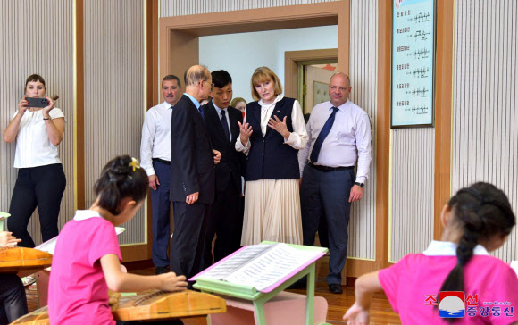 북한을 방문 중인 엘비라 샤모노바 연해변강 정부 부수상 겸 교육상을 단장으로 하는 러시아 연해변강 교육일꾼 대표단이 평양교원대학을 참관했다고 조선중앙통신이 30일 보도했다. 대표단은 또한 국제친선전람관, 김책공업종합대학, 모란봉제1중학교, 만경대학생소년궁전 등도 방문했다. 2024.8.30. 평양 조선중앙통신 연합뉴스