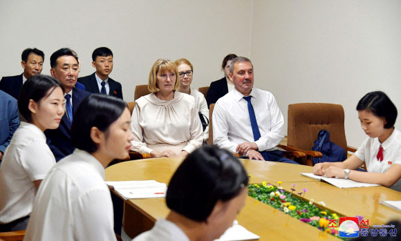 북한을 방문 중인 엘비라 샤모노바 연해변강 정부 부수상 겸 교육상을 단장으로 하는 러시아 연해변강 교육일꾼 대표단이 평양교원대학을 참관했다고 조선중앙통신이 30일 보도했다. 대표단은 또한 국제친선전람관, 김책공업종합대학, 모란봉제1중학교, 만경대학생소년궁전 등도 방문했다. 2024.8.30. 평양 조선중앙통신 연합뉴스