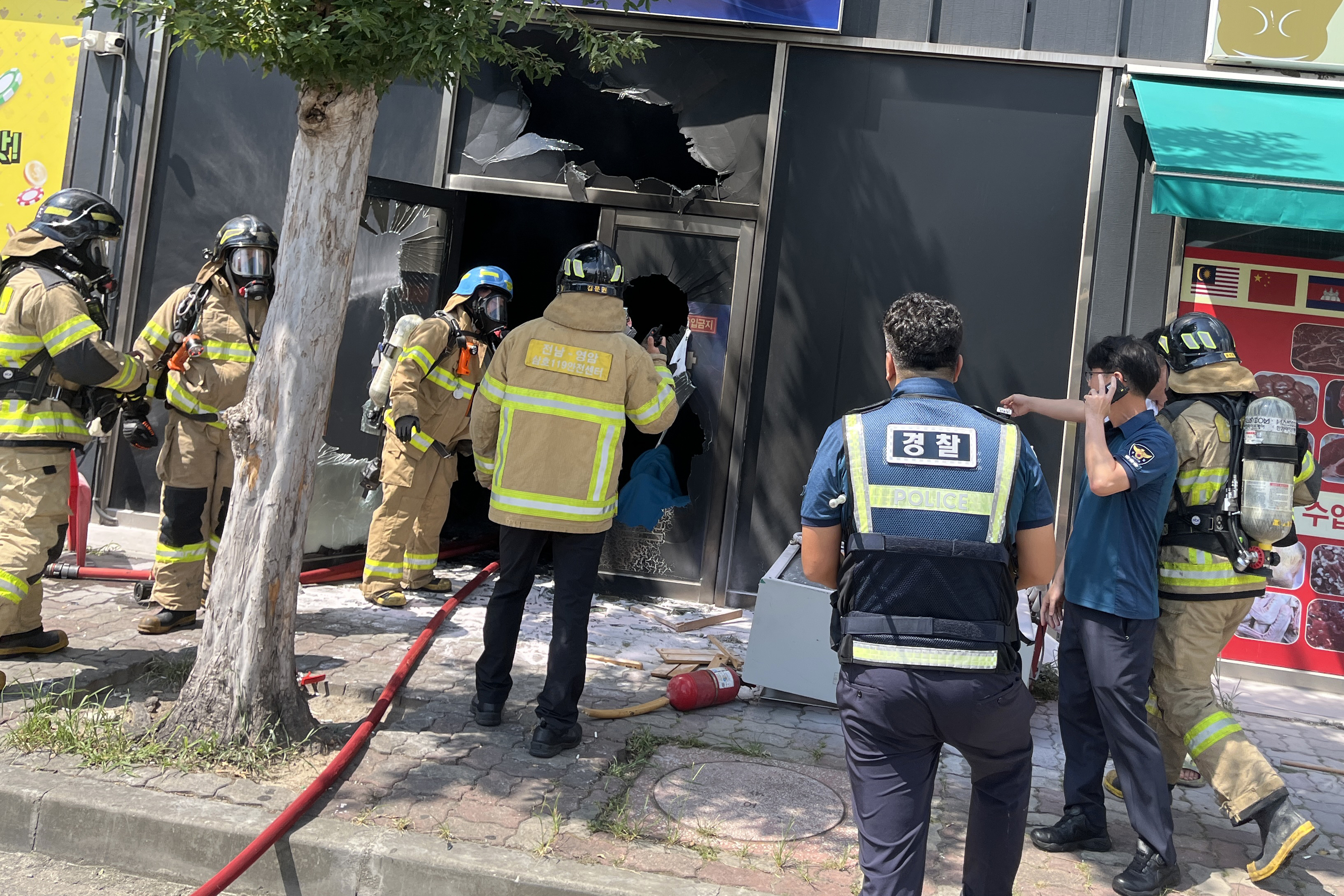 1일 오후 전남 영암군 삼호읍 한 상가건물 1층 성인게임장에서 방화로 인한 화재가 발생해 소방대원과 경찰관이 현장을 수습하고 있다. 2024.9.1 전남소방본부 제공