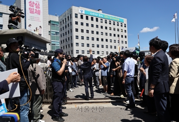 조희연 서울시교육감이 지난달 29일 서울시 교육청에서 대법원 선고에 대한 입장발표 후 청사를 나서고 있다. 이날 대법원 3부는 직권남용 권리행사방해 등 혐의로 기소된 조 교육감에게 징역 1년 6개월에 집행유예 2년을 선고한 원심판결을 29일 확정했다. 홍윤기 기자