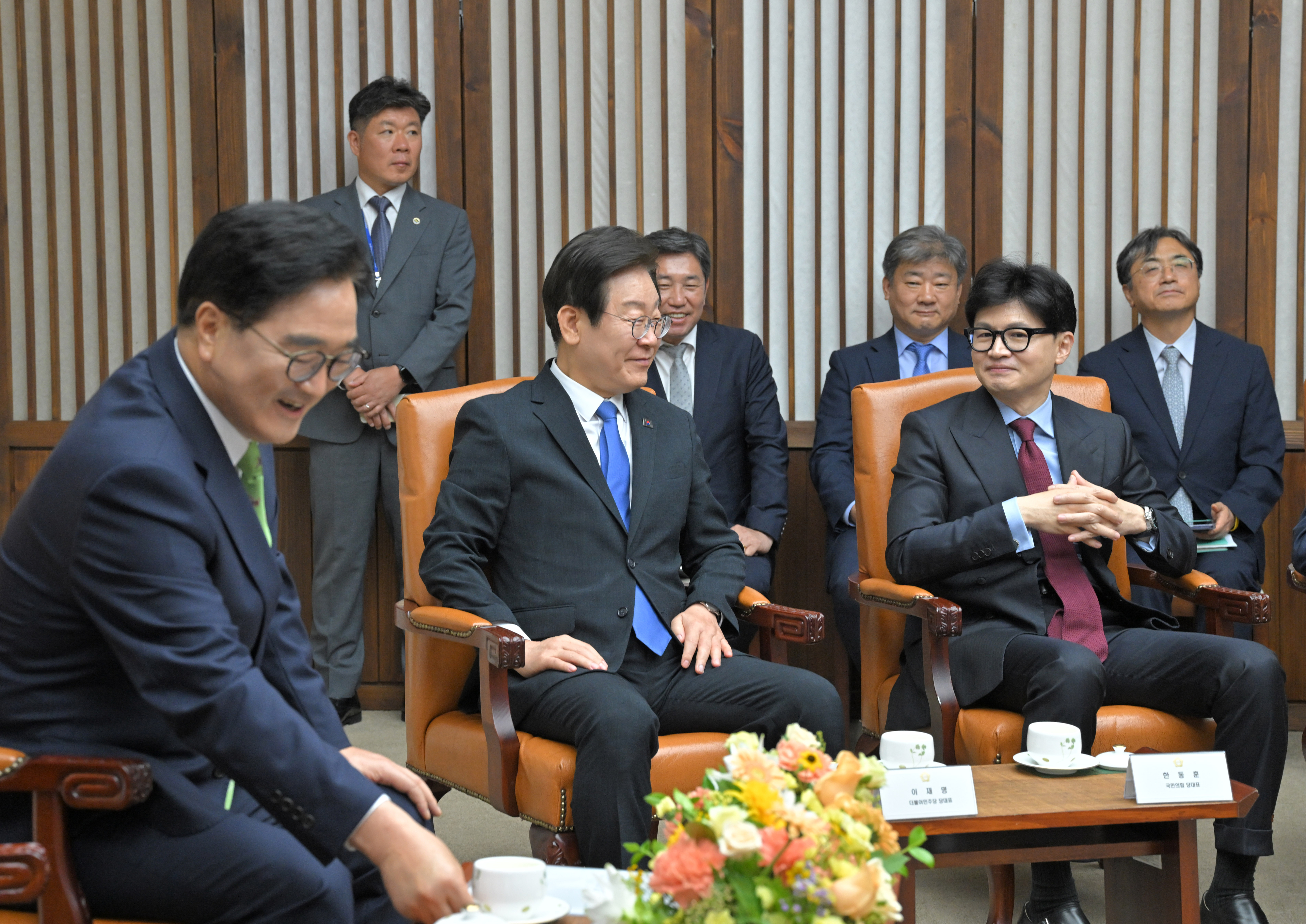 한동훈 국민의힘 당대표와 이재명 더불어민주당 당대표가 2일 서울 여의도 국회본청 의장접견실에서 열린 제22대국회 개원식 겸 정기회 개회식 사전환담에서 우원식 국회의장의 모두발언을 듣고 있다. 2024.9.2 국회사진기자단