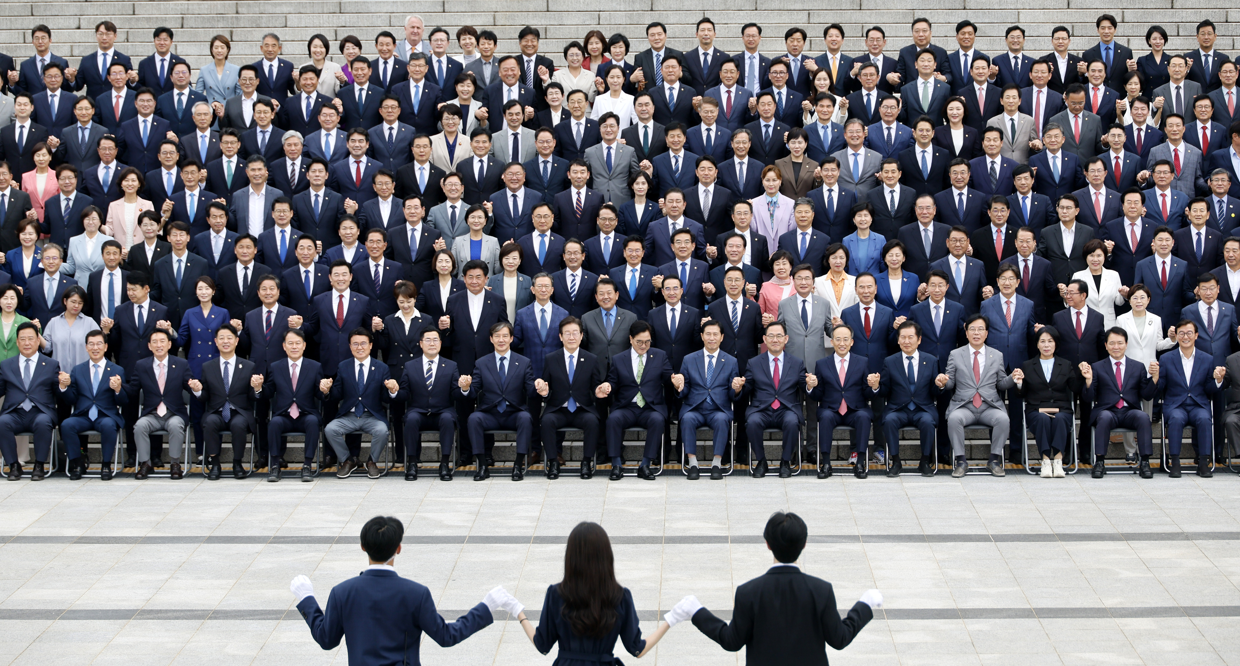 제22대 국회의원들이 2일 국회 개회식이 끝난 뒤 국회 본청 앞에서 단체 기념사진 촬영을 하며 손을 잡고있다. 2024.9.2 국회사진기자단