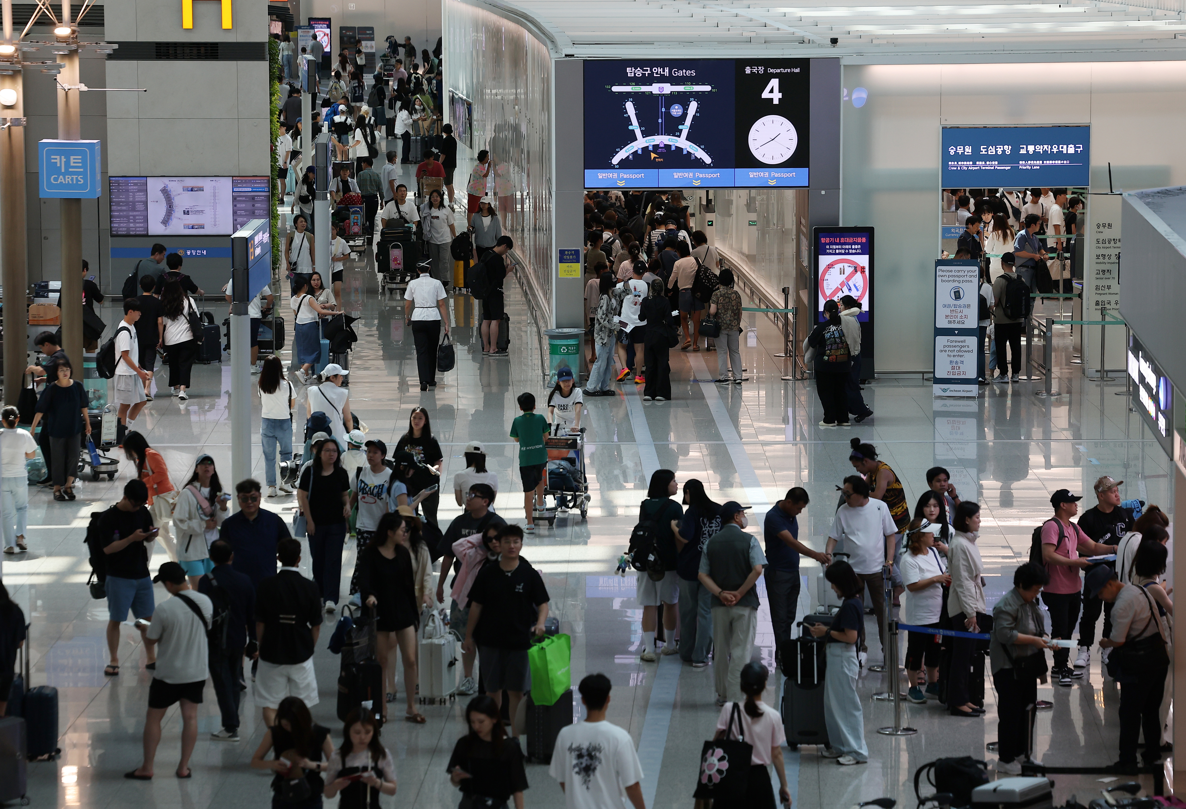 여름 휴가철인 지난달 5일 오후 인천 영종도 인천국제공항 1터미널 출국장이 탑승객들로 붐비고 있다. 2024.8.5 연합뉴스