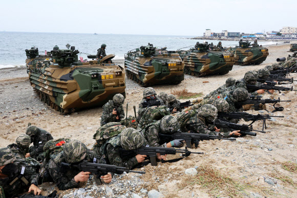 장갑차에서 내린 해병대원