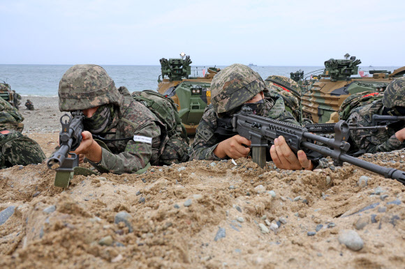 사격 준비하는 해병대원