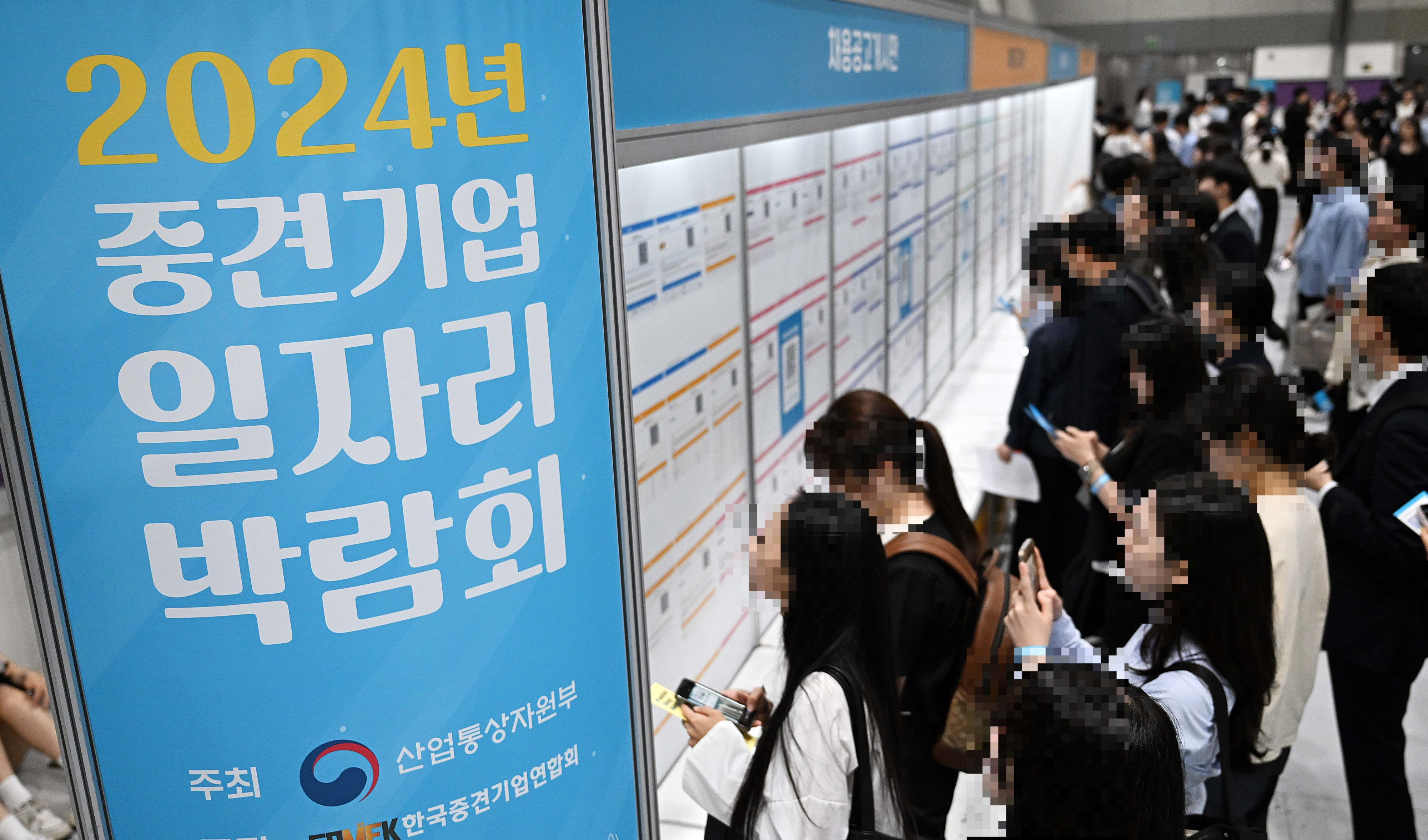 21일 서울 강남구 코엑스에서 열린 2024 중견기업 일자리 박람회를 찾은 구직자들이 채용공고 게시판을 살펴보고 있다. 기사와 직접 관계없음. 2024.5.21 오장환 기자