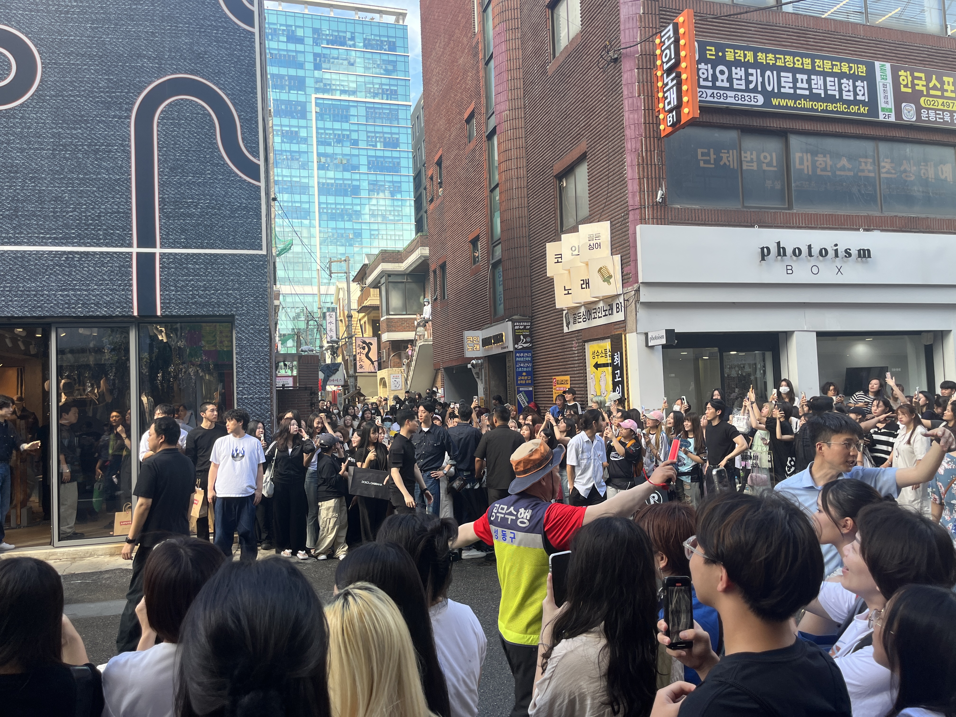 서울 성동구 성수동에서 구청 현장 요원이 몰려드는 인파를 관리하고 있다. 성동구 제공