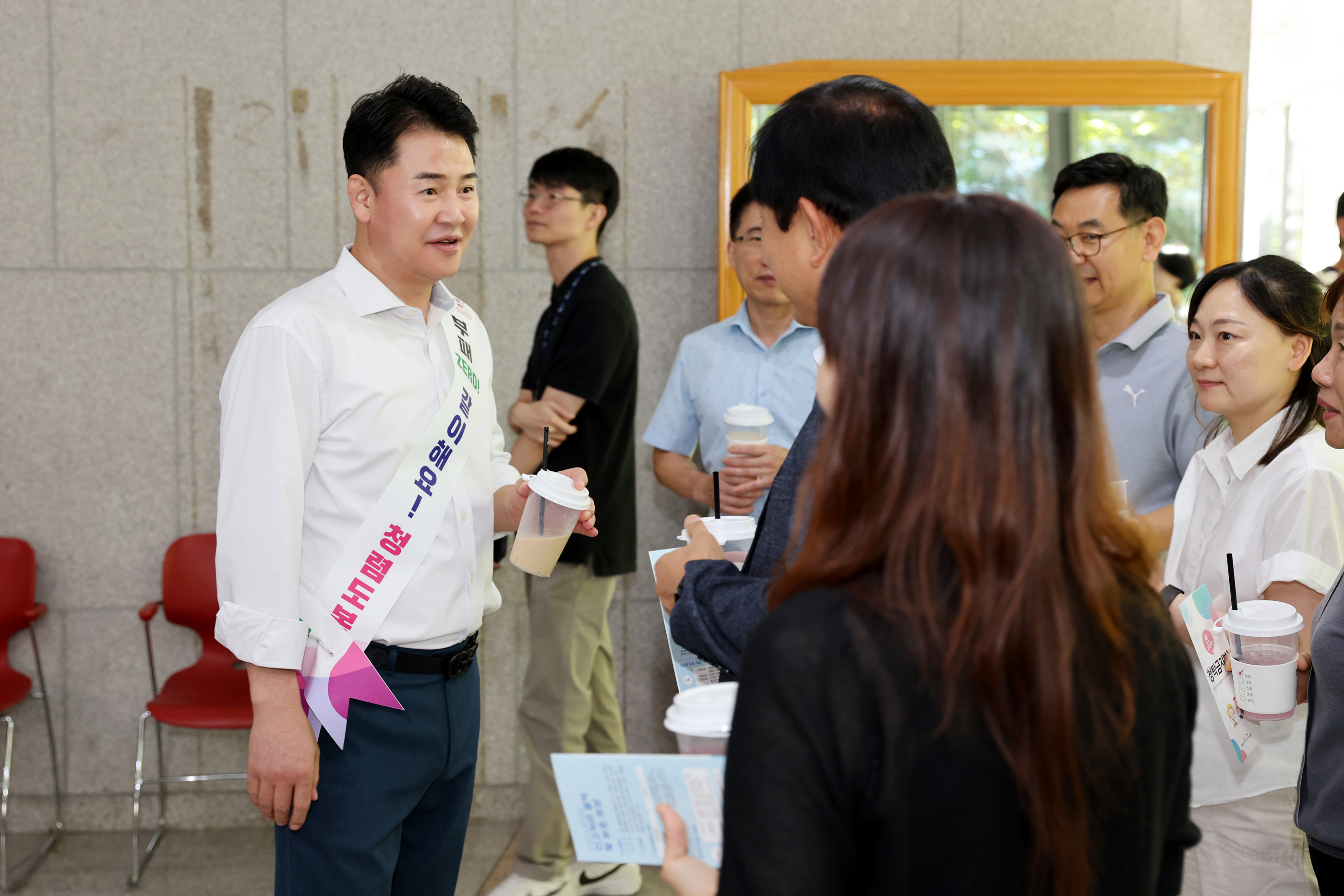 오언석(왼쪽) 서울 도봉구청장이 직원들과 청렴을 주제로 대화를 나누고 있다. 도봉구 제공