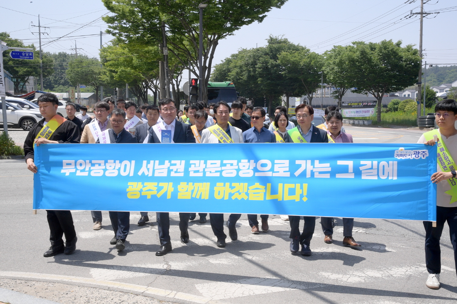 고광완 광주시 행정부시장이 지난 5월 24일 무안전통시장을 찾아 ‘민·군 통합공항 무안 이전’ 홍보 캠페인을 하고 있다. 광주광역시 제공