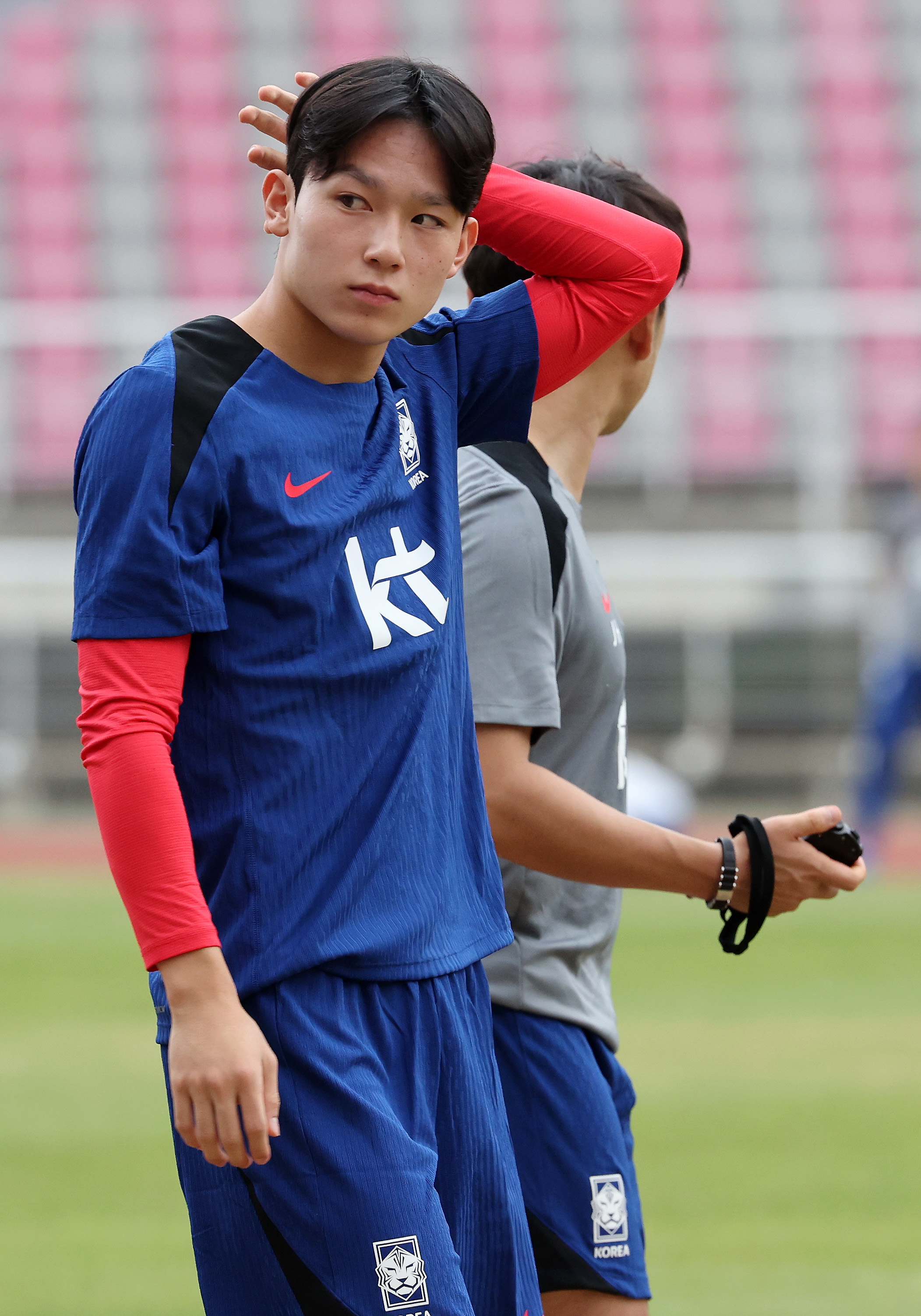 대한민국 축구 국가대표팀 양민혁이 2일 오후 경기 고양시 고양종합운동장에서 북중미 월드컵 3차 예선 팔레스타인과의 경기를 앞두고 가진 훈련에서 몸을 풀고 있다. 뉴스1