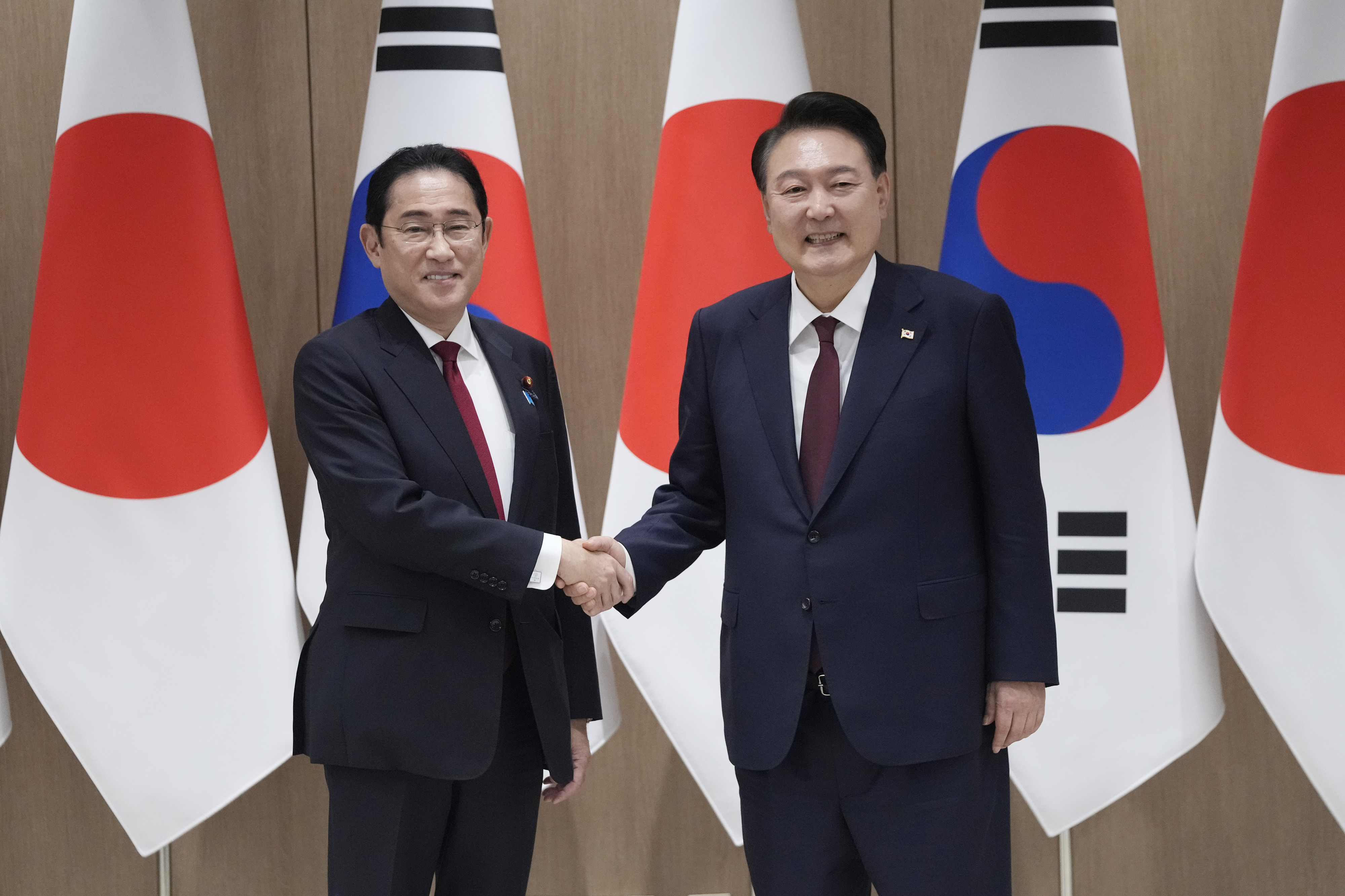 기시다 후미오 일본 총리와 윤석열 대통령이 악수를 하고 있다. AP 연합뉴스