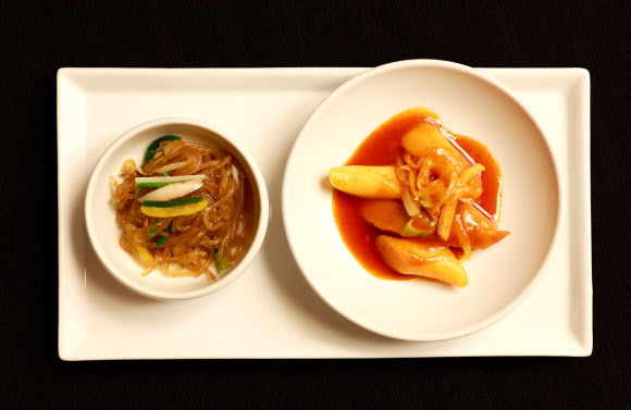 윤석열 대통령과 김건희 여사가 2일 청와대 상춘재에서 개최한 미국 연방 상원의원 및 배우자 초청만찬에 준비된 K-푸드 떡볶이와 잡채. 2024.9.2. 대통령실 제공