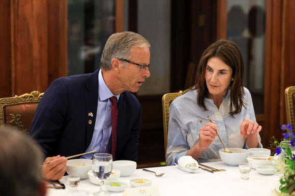2일 청와대 상춘재에서 윤석열 대통령 부부 주최로 열린 미국 연방 상원의원 및 배우자 초청만찬에서 미 상원의원과 배우자들이 떡볶이, 김치찌개, 해물파전 등 K-푸드를 맛보고 있다. 2024.9.2. 대통령실 제공