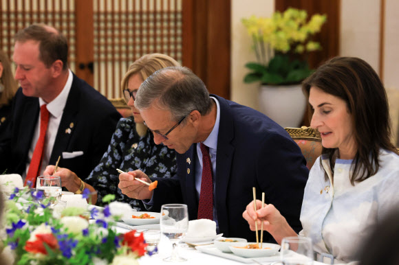 2일 청와대 상춘재에서 윤석열 대통령 부부 주최로 열린 미국 연방 상원의원 및 배우자 초청만찬에서 미 상원의원과 배우자들이 젓가락으로 떡볶이, 해물파전 등 K-푸드를 맛보고 있다. 2024.9.2. 대통령실 제공