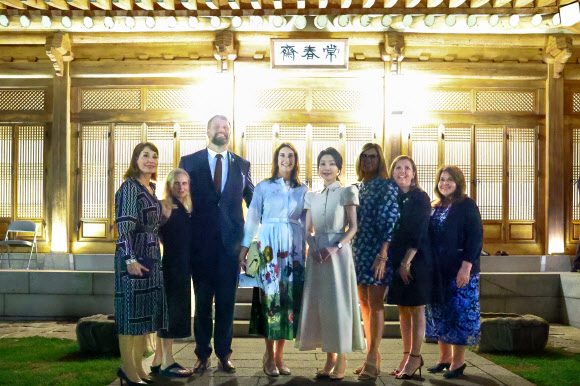 윤석열 대통령의 부인 김건희 여사가 2일 청와대 상춘재에서 열린 미국 연방 상원의원 및 배우자 초청만찬에서 배우자들과 기념 촬영을 하고 있다. 2024.9.2. 대통령실 제공