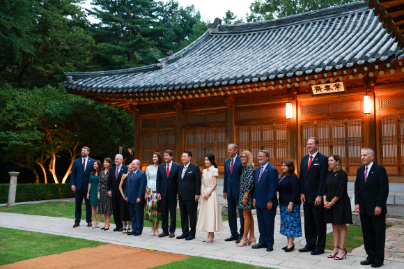 윤석열 대통령과 김건희 여사가 2일 청와대 상춘재에서 개최한 미국 연방 상원의원 및 배우자 초청만찬에서 기념 촬영을 하고 있다. 이날 만찬에는 빌 해거티, 존 튠, 크리스 쿤스, 게리 피터스, 댄 설리번, 에릭 슈미트, 케이티 브릿 상원의원 부부가 참석했다. 2024.9.2. 대통령실 제공