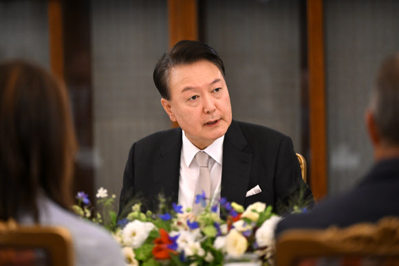 윤석열 대통령이 2일 청와대 상춘재에서 개최한 미국 연방 상원의원 및 배우자 초청만찬에서 인사말을 하고 있다. 이날 만찬에는 빌 해거티, 존 튠, 크리스 쿤스, 게리 피터스, 댄 설리번, 에릭 슈미트, 케이티 브릿 상원의원 부부가 참석했다. 2024.9.2. 대통령실 제공