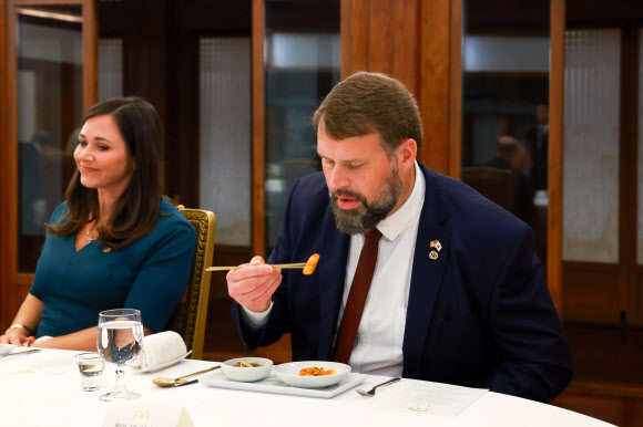 2일 청와대 상춘재에서 윤석열 대통령 부부 초청으로 열린 미국 연방 상원의원 및 배우자 초청만찬에서 케이티 브릿 상원의원(왼쪽)의 남편인 웨슬리 브릿 전 미국풋볼선수가 떡볶이를 맛보고 있다. 2024.9.2. 대통령실 제공