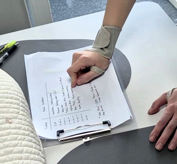 3일 서울의 한 아파트에서 필리핀 가사관리사가 첫 출근해 업무지시를 보고 있다. 2024.9.3  서울시 제공