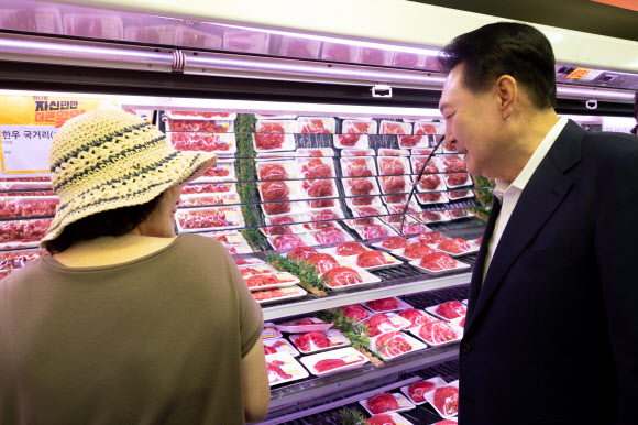 윤석열 대통령이 추석 명절을 앞두고 3일 서울 도봉구 농협 하나로마트 창동점을 찾아 정육 코너에서 물가 점검을 하며 시민과 대화하고 있다. 2024.9.3  대통령실 제공
