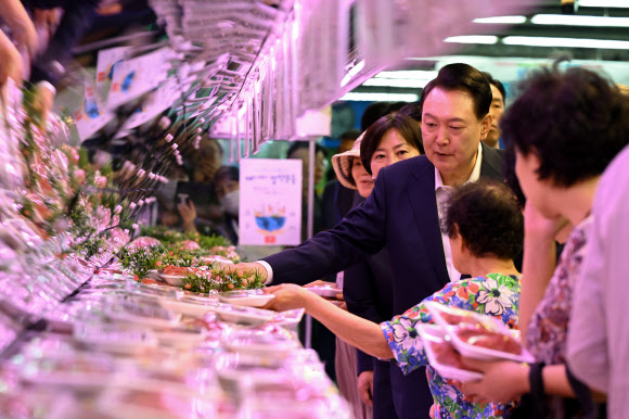 윤석열 대통령이 추석 명절을 앞두고 3일 서울 도봉구 농협 하나로마트 창동점을 찾아 정육 코너에서 물가 점검을 하며 시민과 대화하고 있다. 2024.9.3  대통령실 제공