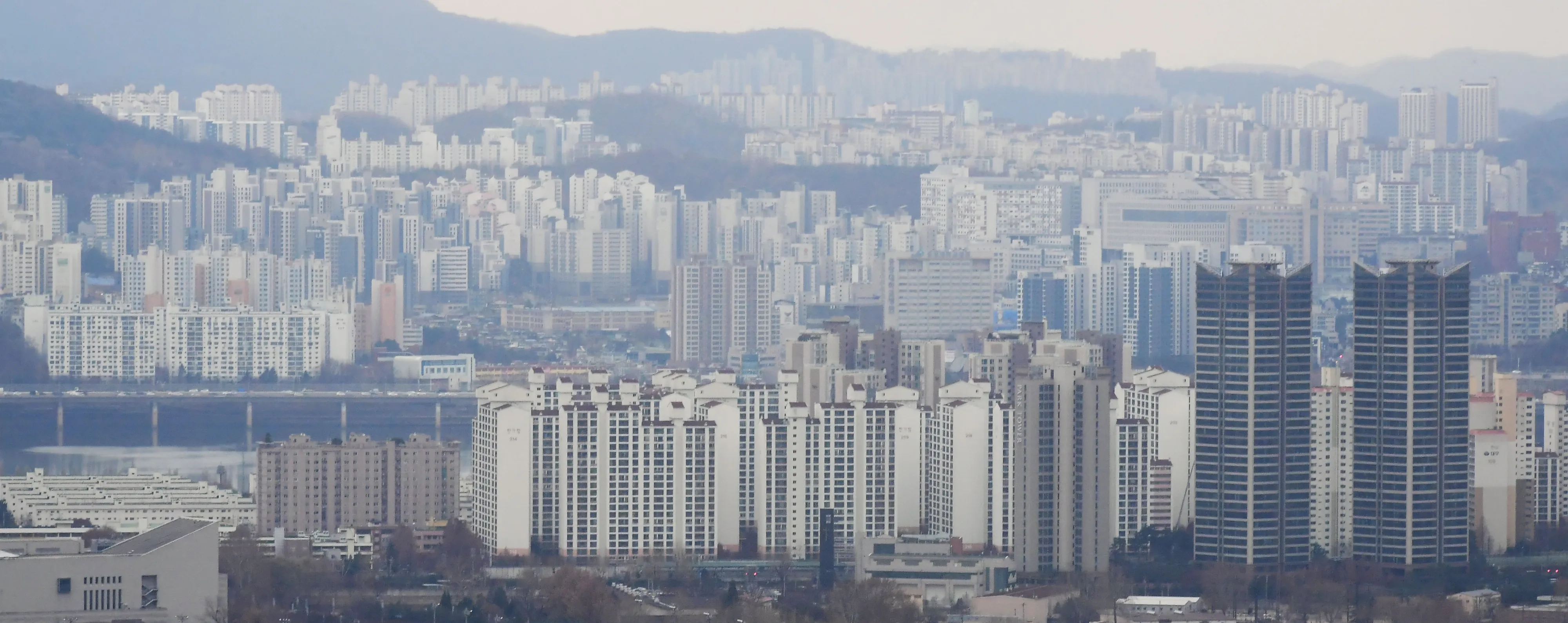 서울 용산구 남산에서 바라본 서울 시내 아파트. 서울신문