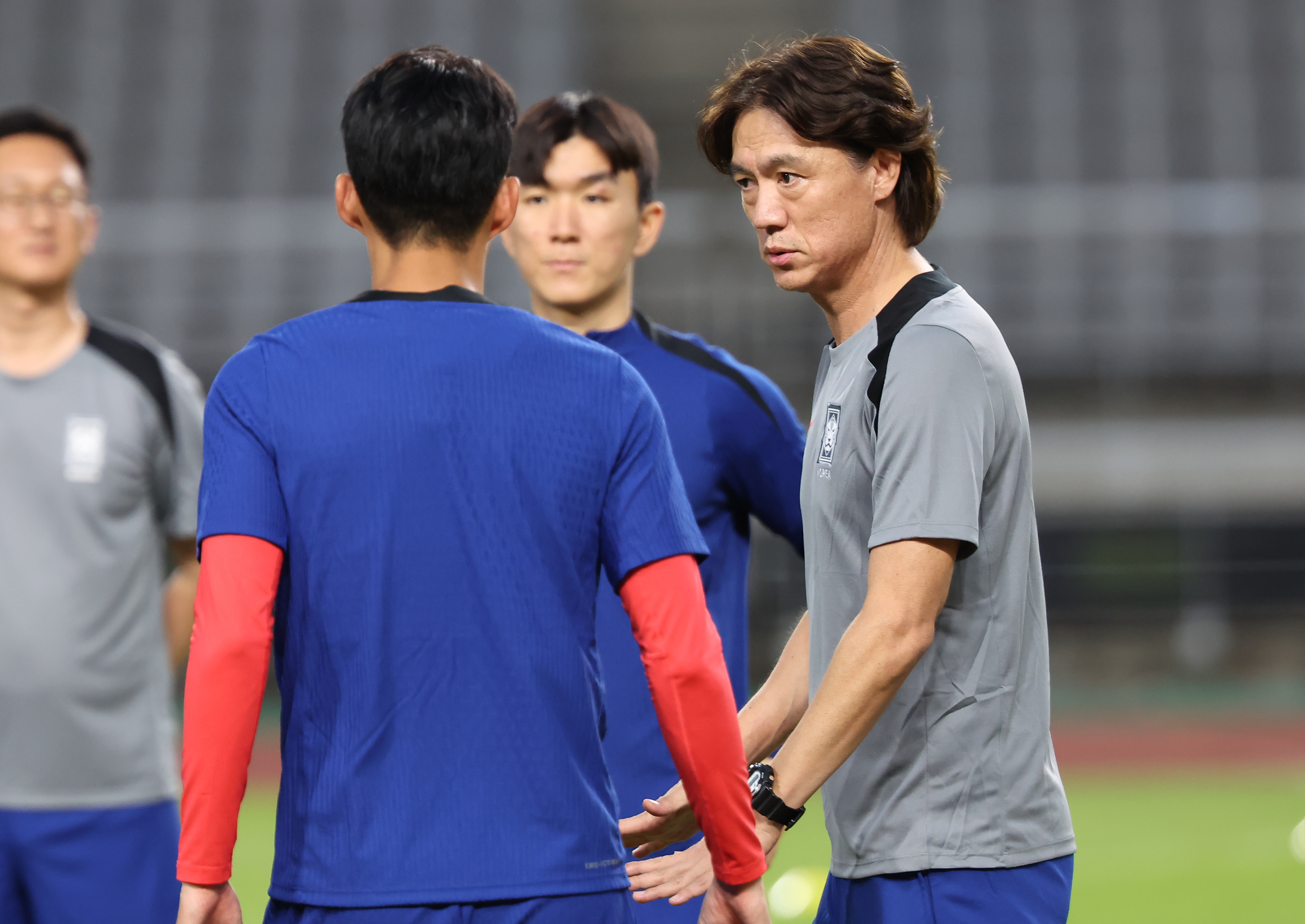 홍명보 한국 남자축구 국가대표팀 감독이 3일 고양종합운동장에서 2026 북중미월드컵 아시아 지역 3차 예선 B조 팔레스타인과의 1차전을 앞두고 훈련 중 주장 손흥민과 대화하고 있다. 뉴스1