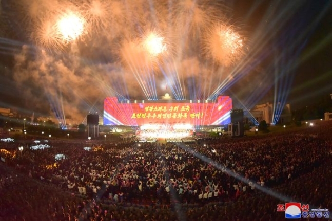 조선중앙통신은 9일 밤 만수대의사당앞에서 정권수립일(9ㆍ9절) 경축대공연을 개최했다고 10일 전했다. 통신은 공연에 당과 정부·군부의 간부들이 참석했으며 중국 대표단과 러시아가 파견한 ‘알렉산드로브 명칭 러시아 군대 아카데미 협주단’도 경축 대공연에 초대됐다고 전했다. 연합뉴스