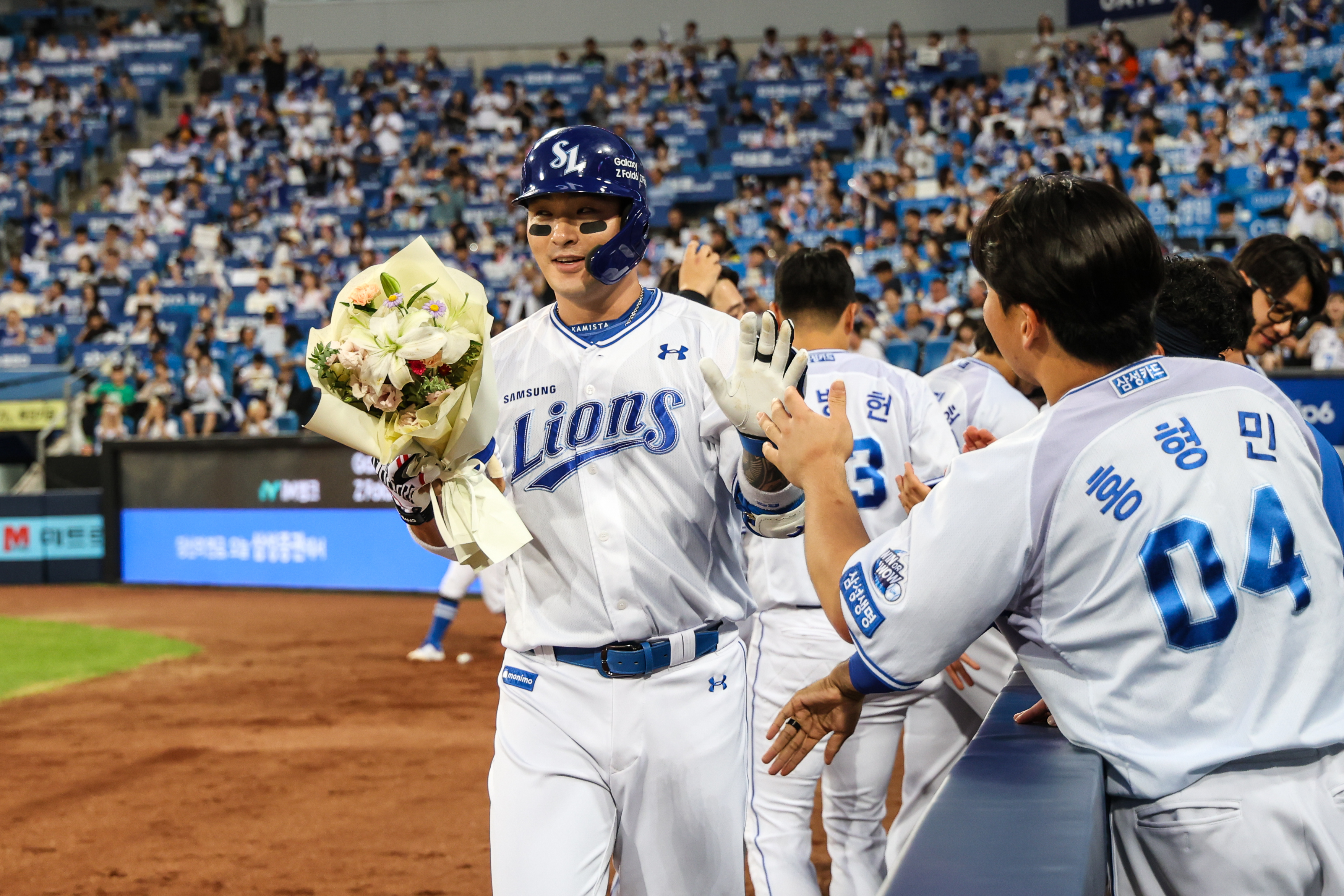 삼성 라이온즈 박병호가 4일 대구 삼성라이온즈파크에서 열린 2024 KBO리그 정규시즌 두산 베어스와의 홈 경기에 4번 지명타자로 선발 출전해 개인 통산 400번째 홈런을 친 뒤 동료들에게 축하받고 있다. 삼성 라이온즈 제공