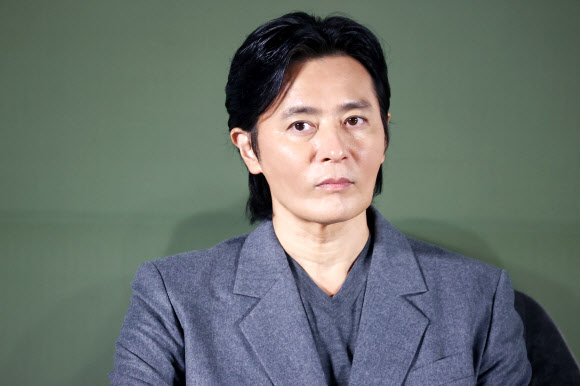 배우 장동건이 4일 서울 광진구 롯데시네마 건대입구에서 열린 영화 ‘보통의 가족’ 제작보고회에서 질문을 듣고 있다. 2024.9.4  연합뉴스