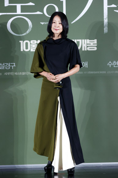 배우 김희애가 4일 서울 광진구 롯데시네마 건대입구에서 열린 영화 ‘보통의 가족’ 제작보고회에서 포즈를 취하고 있다. 2024.9.4  연합뉴스