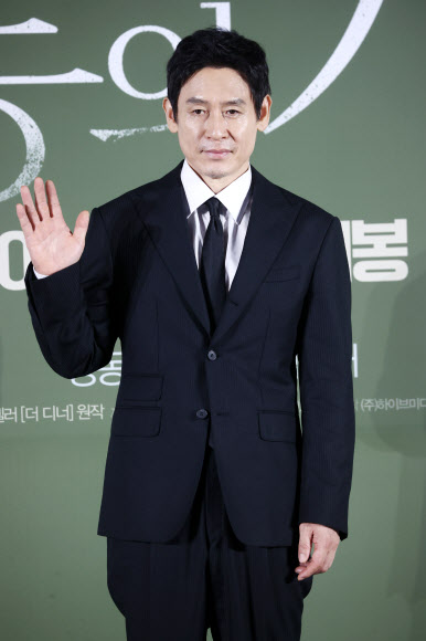 배우 설경구가 4일 서울 광진구 롯데시네마 건대입구에서 열린 영화 ‘보통의 가족’ 제작보고회에서 포즈를 취하고 있다. 2024.9.4  연합뉴스