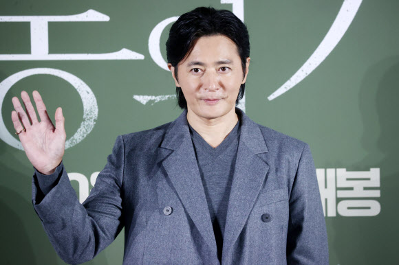 배우 장동건이 4일 서울 광진구 롯데시네마 건대입구에서 열린 영화 ‘보통의 가족’ 제작보고회에서 포즈를 취하고 있다. 2024.9.4  연합뉴스