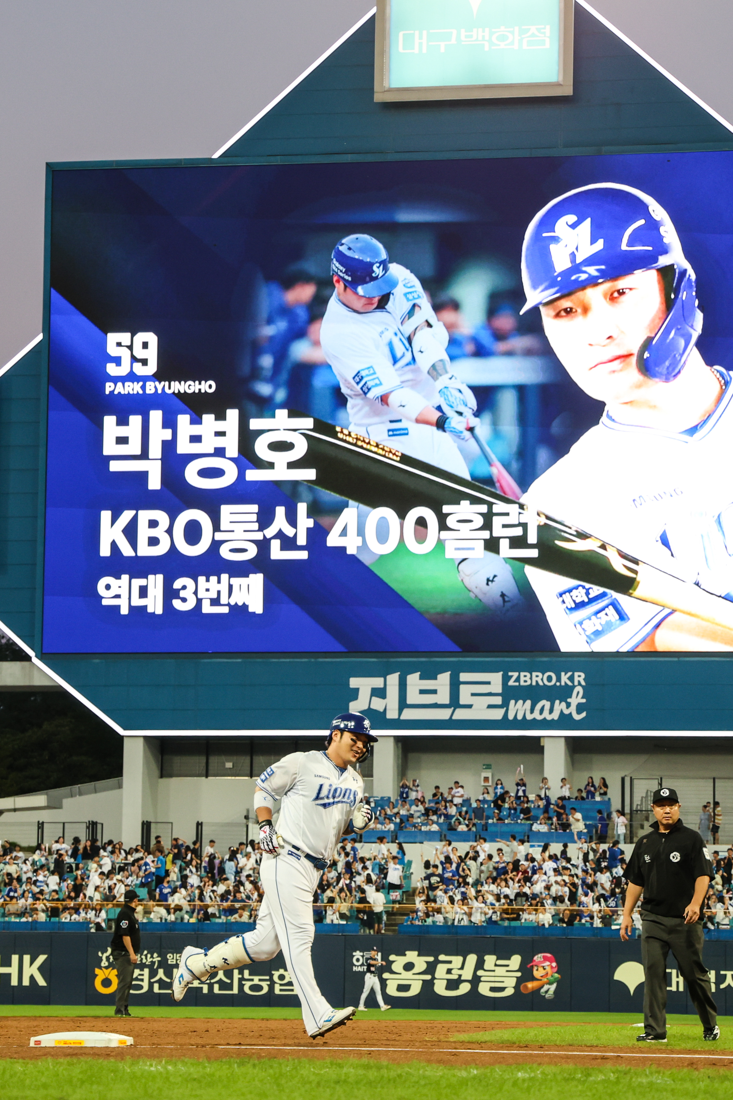 삼성 라이온즈 박병호가 4일 대구 삼성라이온즈파크에서 열린 2024 KBO리그 정규시즌 두산 베어스와의 홈 경기에서 선제 솔로 홈런을 친 뒤 그라운드를 돌고 있다. 박병호는 4경기 연속 아치로 개인 통산 400번째 홈런을 기록했다. 삼성 라이온즈 제공