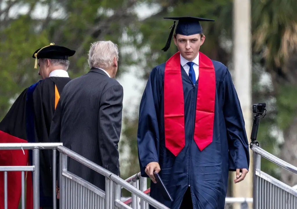 배런 트럼프가 지난 5월 플로리다주 웨스트 팜 비치의 옥스브릿지 아카데미 졸업식에 참석한 모습. 플로리다 EPA
