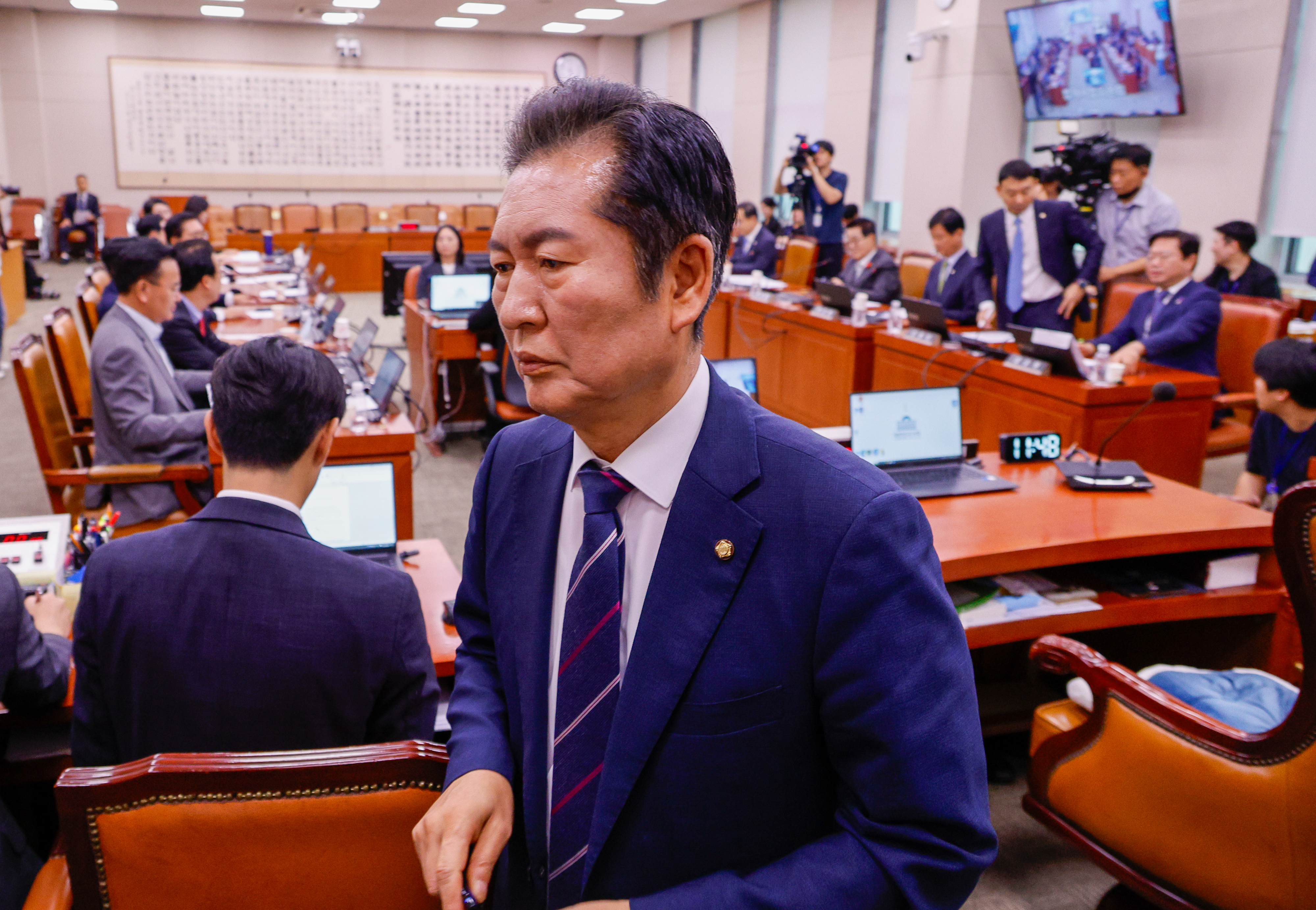 정청래 국회 법제사법위원회 위원장이 5일 서울 여의도 국회에서 열린 법사위 3차 전체회의에서 기자회견 중  자신을 ‘빌런(악당) 정청래’라고 발언한 국민의힘 의원들의 사과를 요구하며 정회를 선언, 퇴장하고 있다. 뉴스1