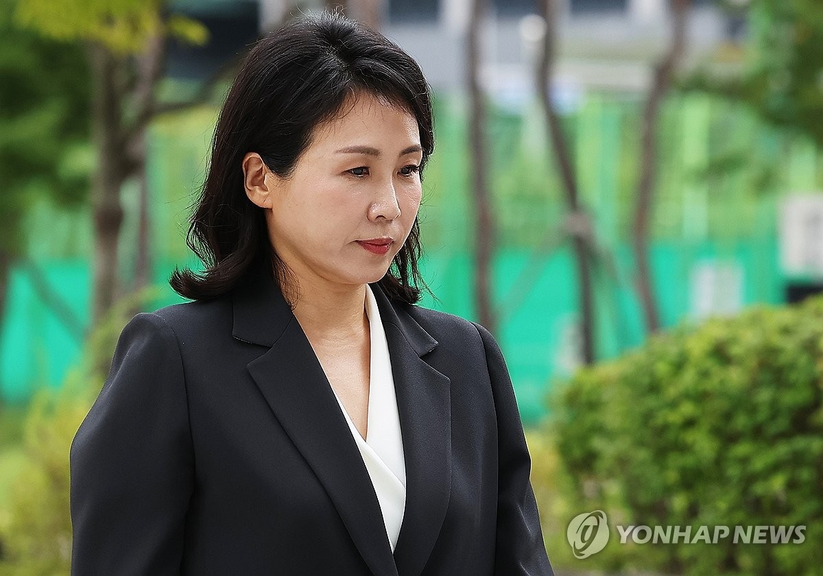 더불어민주당 이재명 대표 배우자인 김혜경씨가 5일 오후 ‘경기도 법인카드 유용’ 의혹 관련 조사를 받기 위해 경기도 수원시 영통구 수원지방검찰청으로 출석하고 있다. 연합뉴스