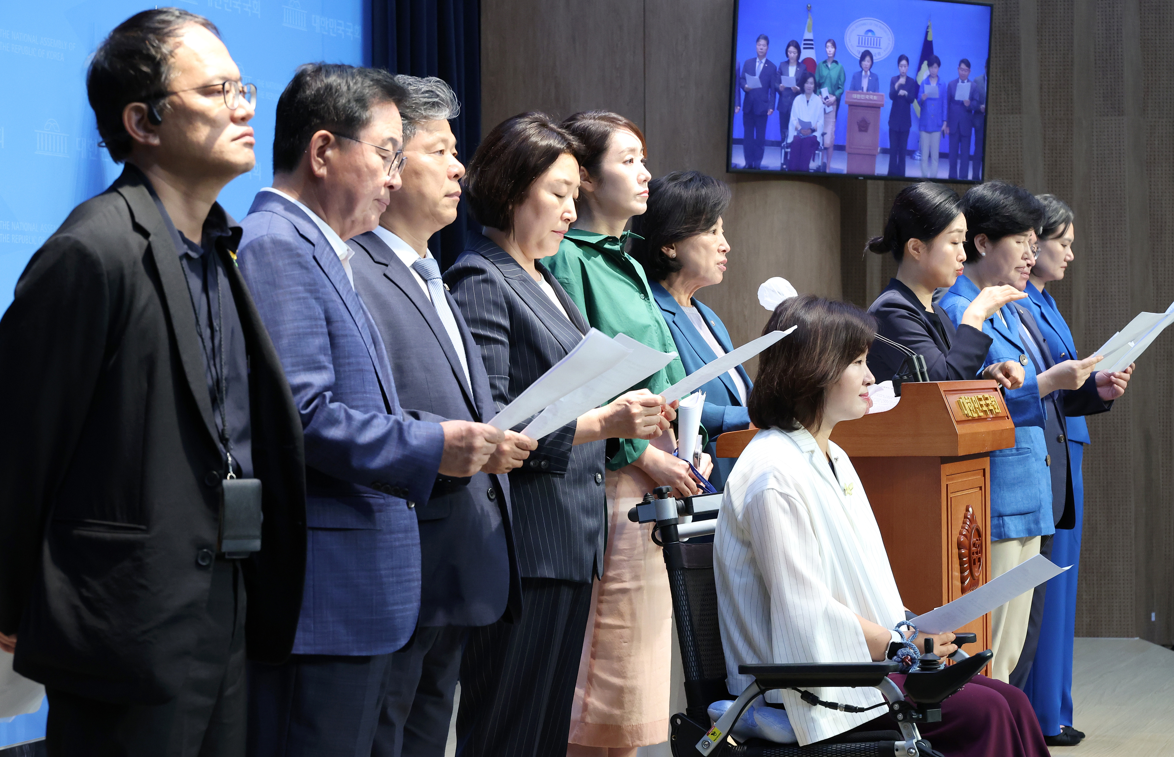 박주민(맨 왼쪽) 국회 보건복지위원장과 강선우(왼쪽 다섯 번째) 복지위 야당 간사 등 복지위 소속 더불어민주당 의원들이 5일 서울 여의도 국회 소통관에서 열린 기자회견에서 전날 발표된 정부의 국민연금 개혁안을 비판하고 있다. 연합뉴스