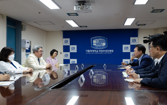 윤석열 대통령이 4일 경기도 의정부시 권역응급의료센터인 가톨릭대 의정부성모병원에서 간담회를 갖고 의료진의 의견을 듣고 있다.    2024.9.4. 대통령실 제공