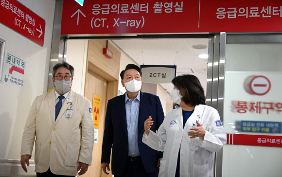 윤석열 대통령이 4일 경기도 의정부시 권역응급의료센터인 가톨릭대 의정부성모병원을 찾아 응급 의료 현장을 둘러보고 있다.  2024.9.4. 대통령실 제공