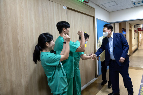 윤석열 대통령이 4일 경기도 의정부시 권역응급의료센터인 가톨릭대 의정부성모병원을 찾아 야간근무 의료진과 인사하고 있다.   2024.9.4. 대통령실 제공